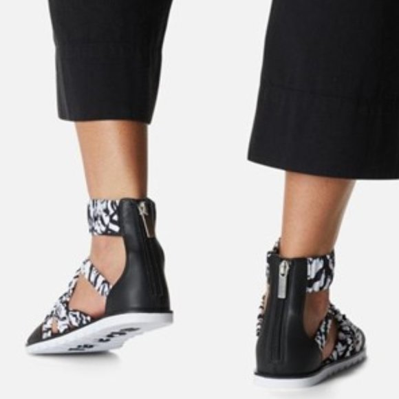 Sorel Ella II Ankle Strap Sandals Leather Flats White & Black Print Size 11 NEW - Picture 1 of 7